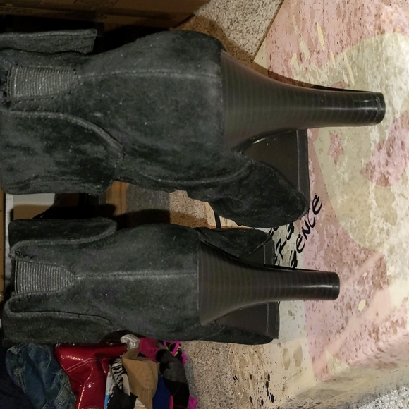 L.E.I. Black Suede Bootie Heels - Picture 4 of 6